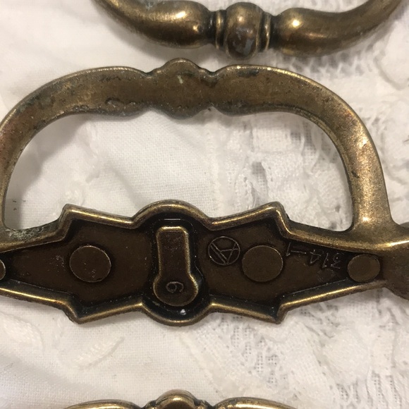 Gorgeous Colonial Drawer pulls - Set of 7. Beautiful rich looking brass. - Picture 7 of 10